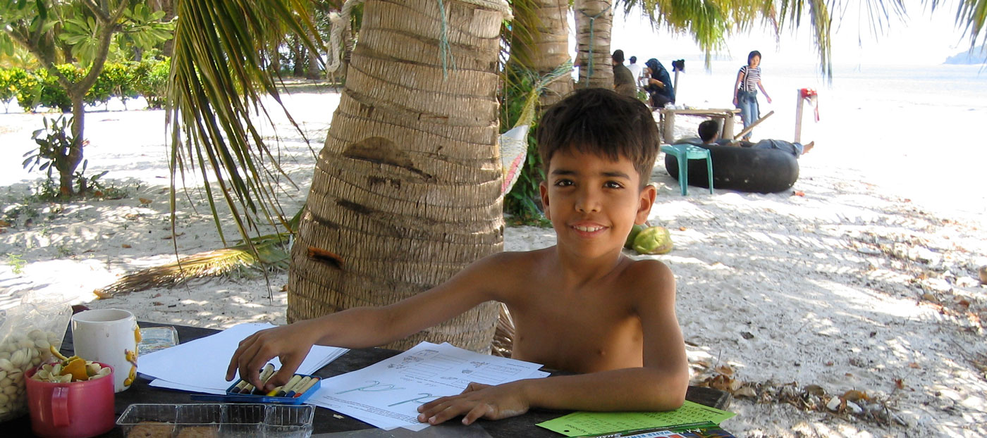 Junge lernt am Strand