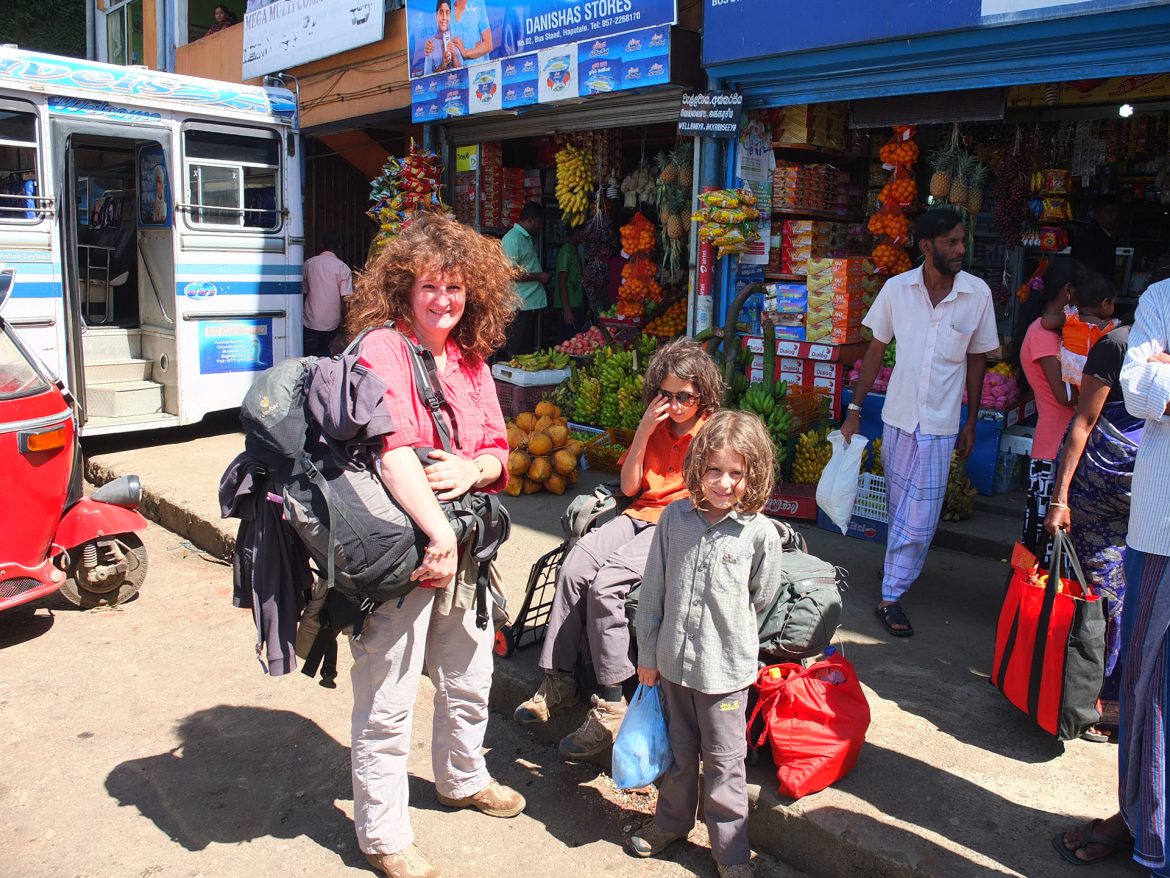 Fam. Sa Pereira wartet in Sri Lanka auf den Bustransfer