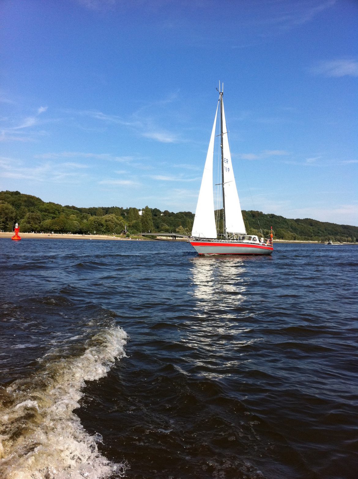 Ein Segelboot auf dem Wasser
