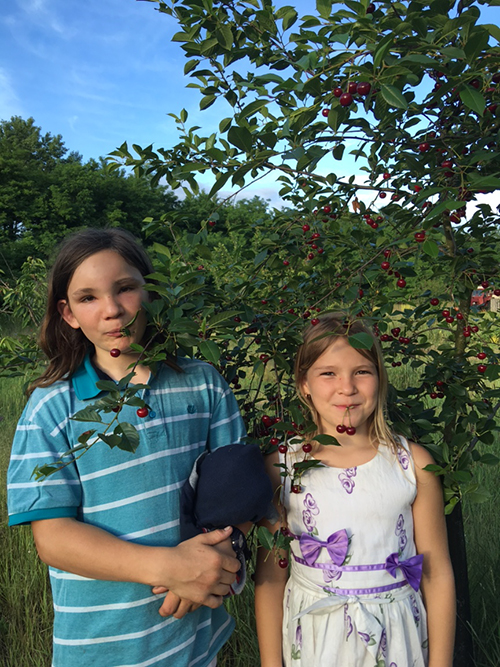 Zwei Fernschülerinnen auf ihrer Obstplantage in Ungarn