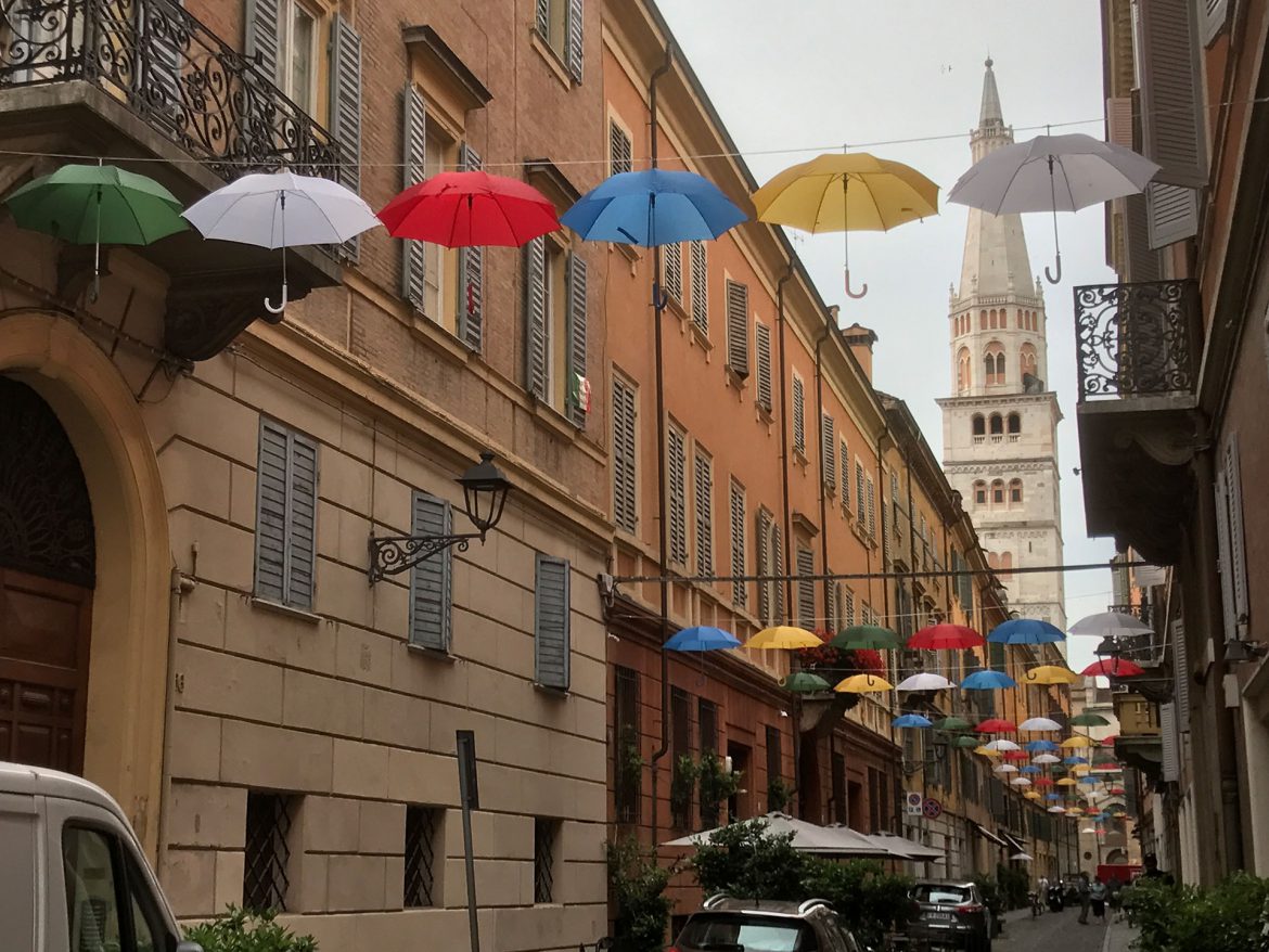 Häuserfassaden in Modena. Schirmreihen als Dekoration