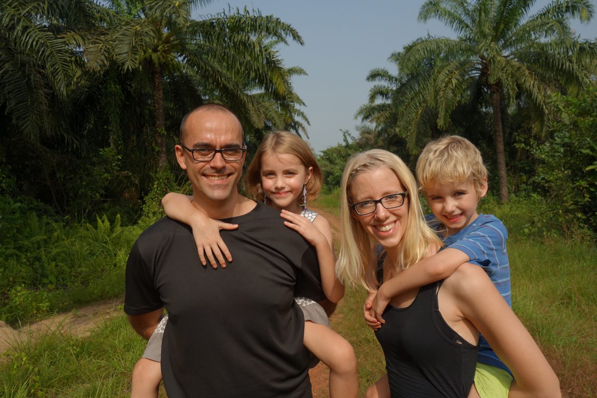 Familienfoto: Eltern mit zwei Kindern in Sierra Leone