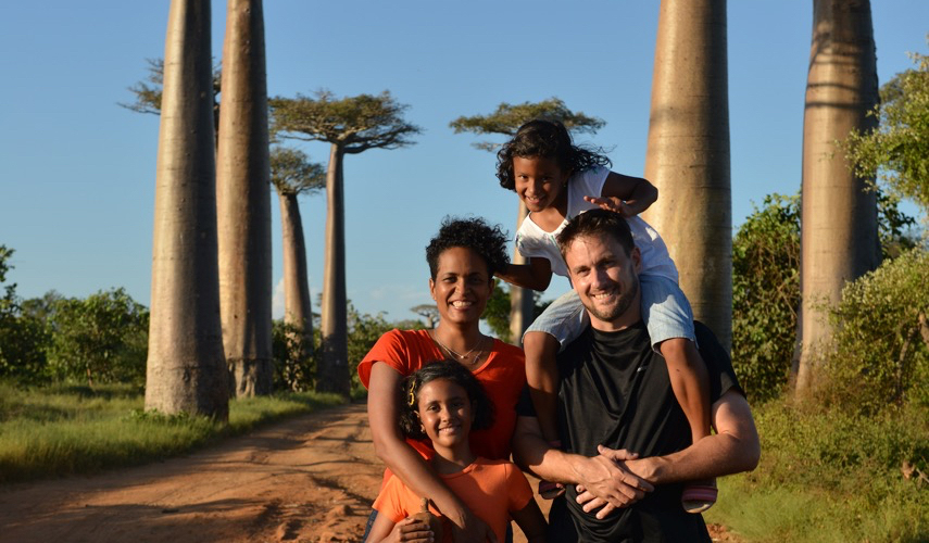 Familienfoto Eltern mit zwei Kindern auf Madagaskar