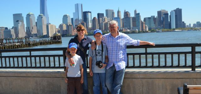Familienfoto vor Skyline in den USA