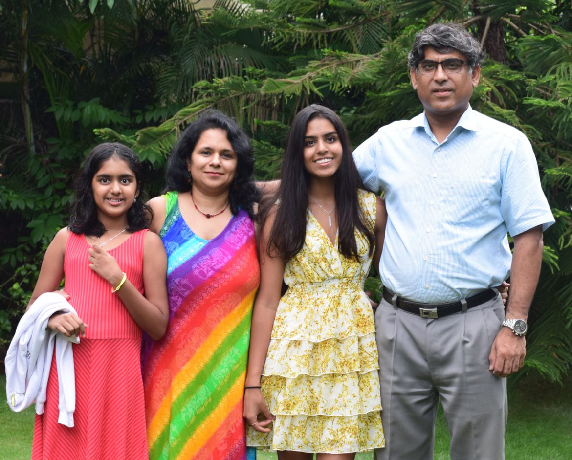 Familienfoto: Eltern mit zwei Töchtern